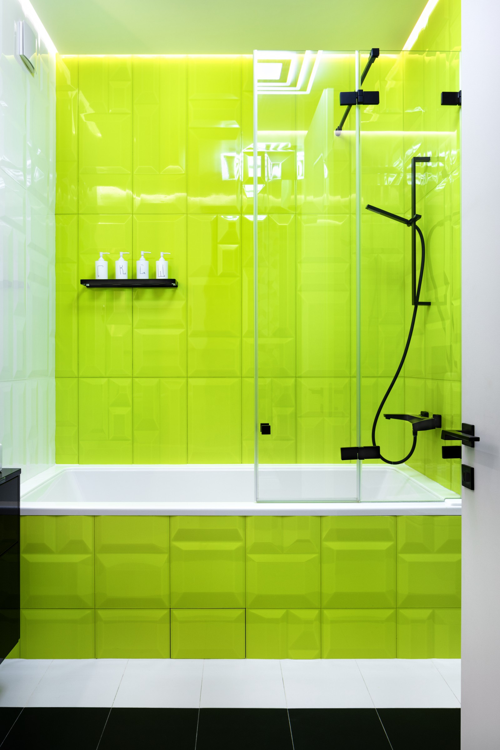 Ахроматика детской зоны с цветовыми акцентами