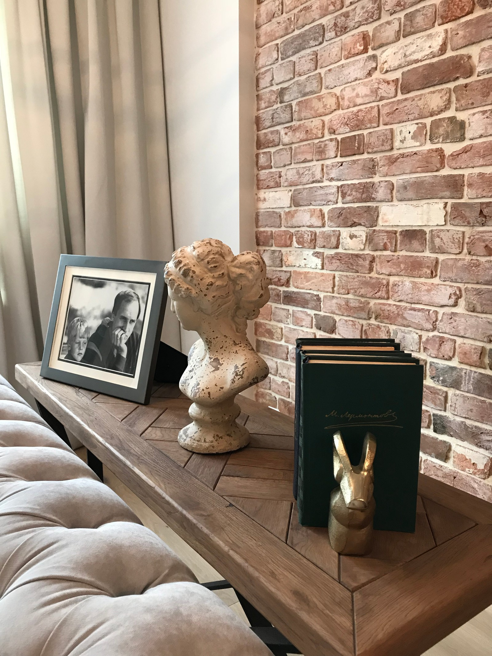 Гостиная по дизайну студии "Мастерская Комфорта". Плитка из кирпича BrickTiles