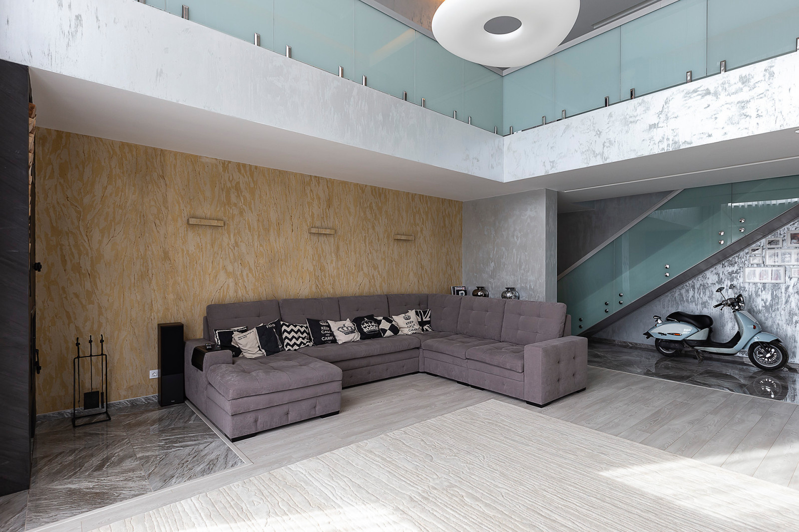 Дом с серебристыми стенами / House with silver walls