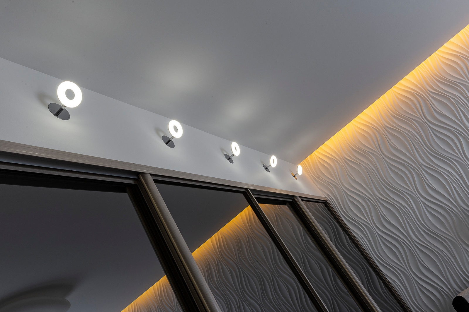 Дом с серебристыми стенами / House with silver walls