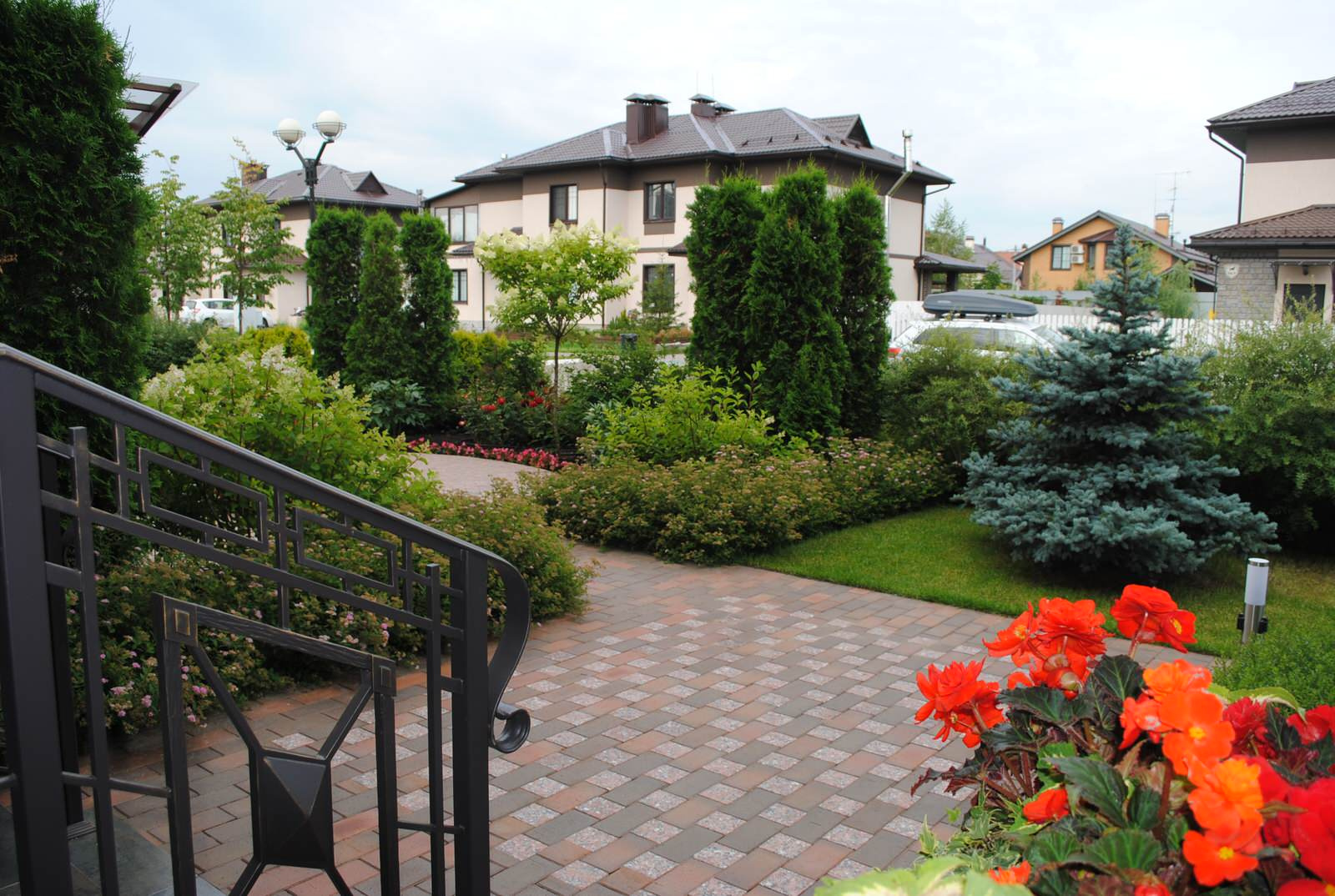 До и после: 9 соток — сад у смежных таунхаусов