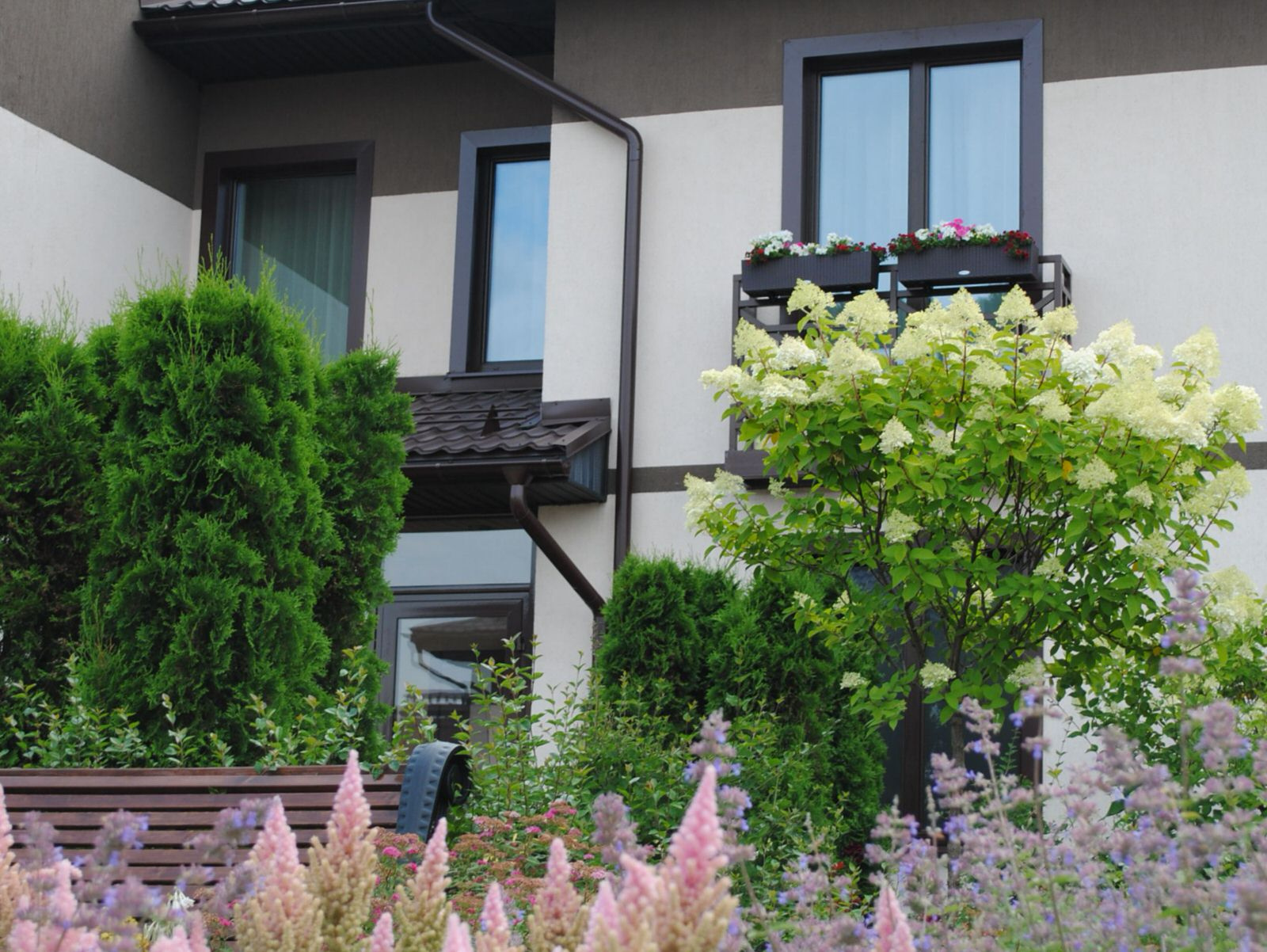 До и после: 9 соток — сад у смежных таунхаусов