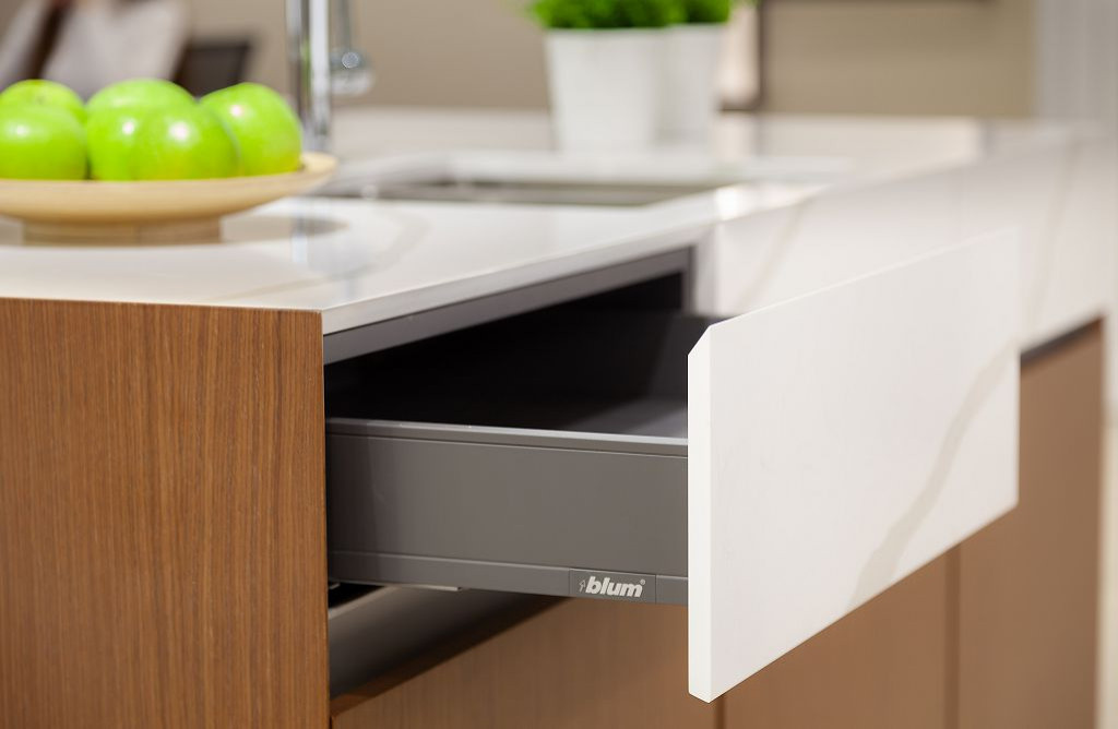 Кухонный гарнитур со столешницей из кварцевого агломерата