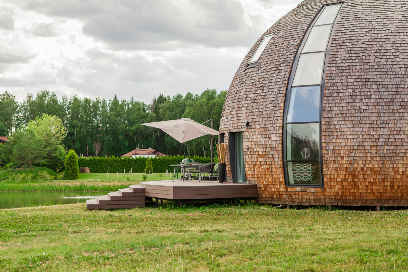 В гостях: Купольный дом у воды — для семьи с тремя детьми