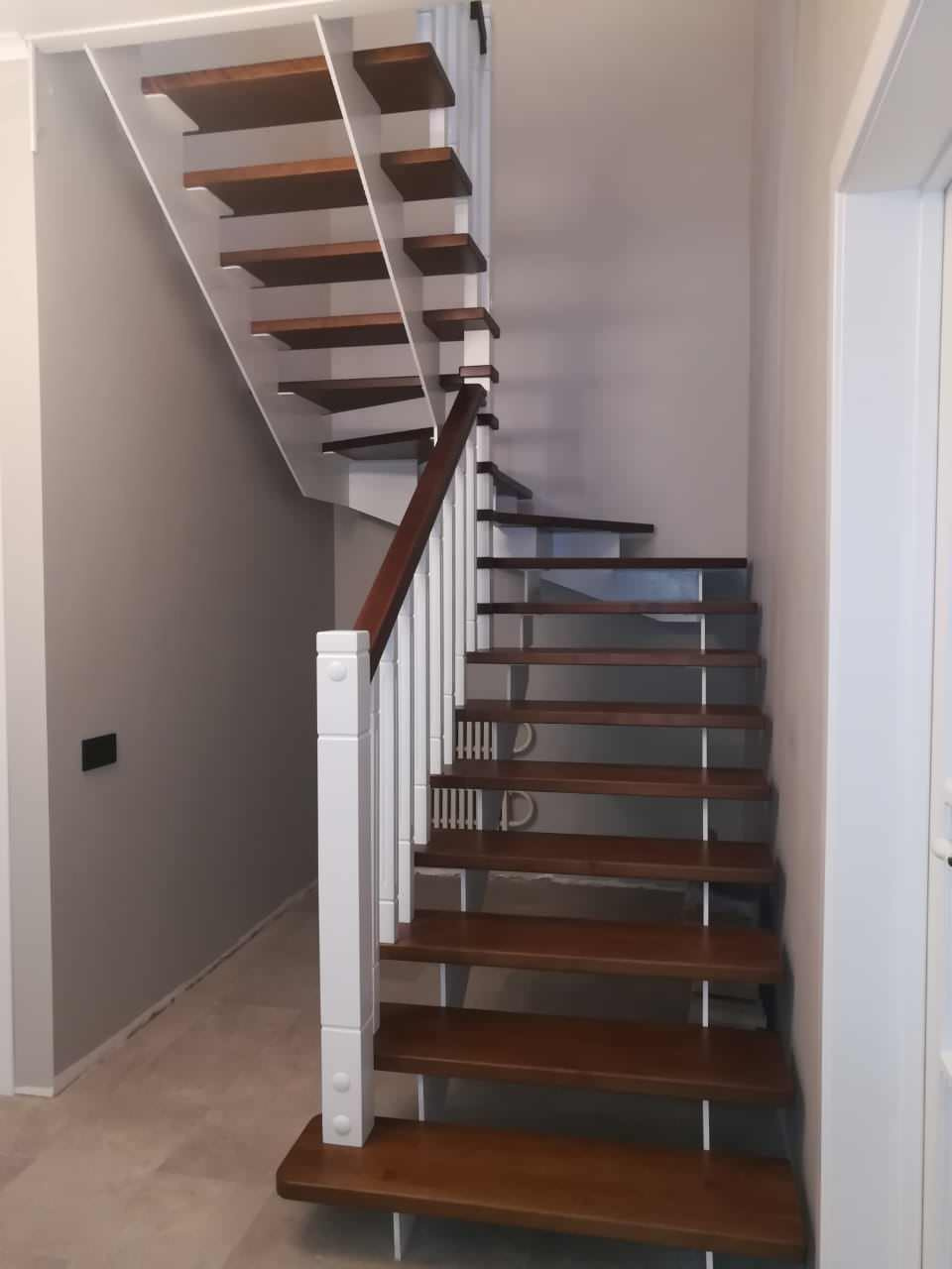 Обложка проекта: Металлический каркас с классическим ограждением