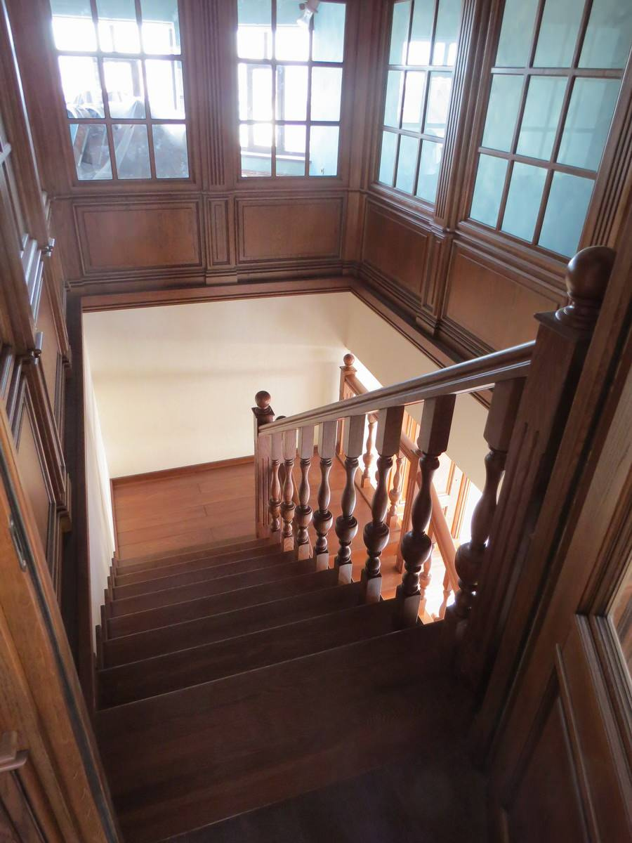 Классическая облицовка лестниц с изящными стойками
