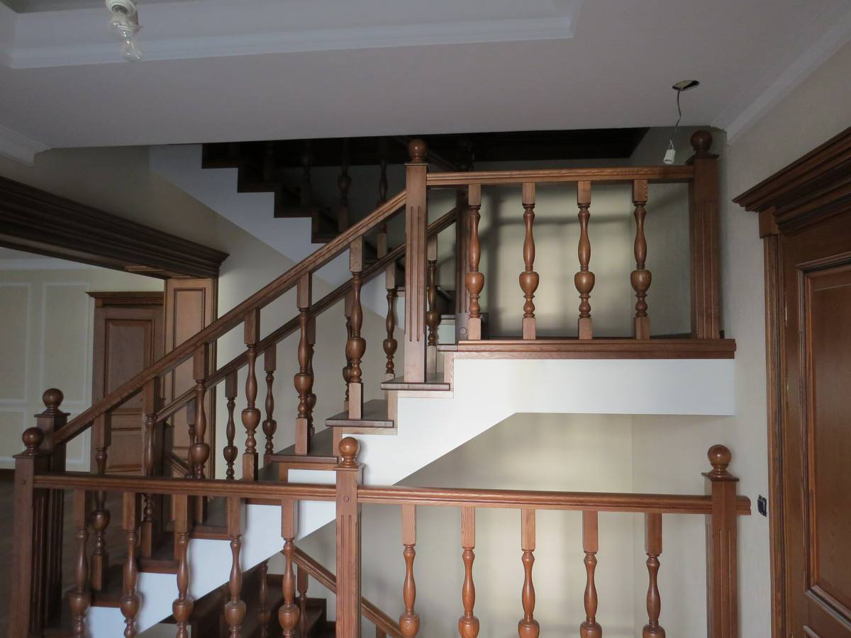 Классическая облицовка лестниц с изящными стойками