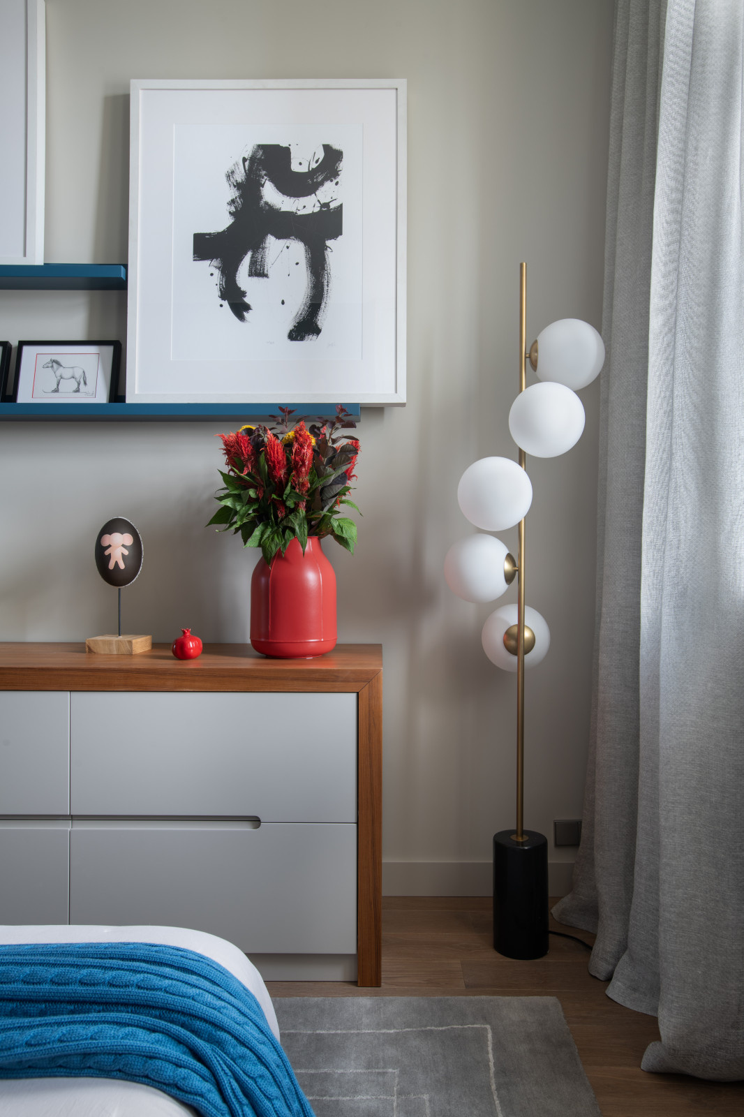 Houzz тур: Строгая квартира с ярким декором