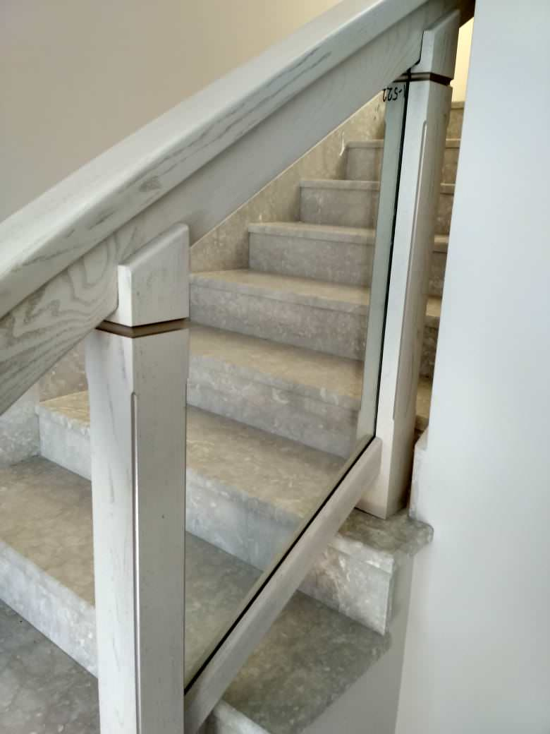 Обложка проекта: Стеклянное ограждение в рамке из массива ясеня