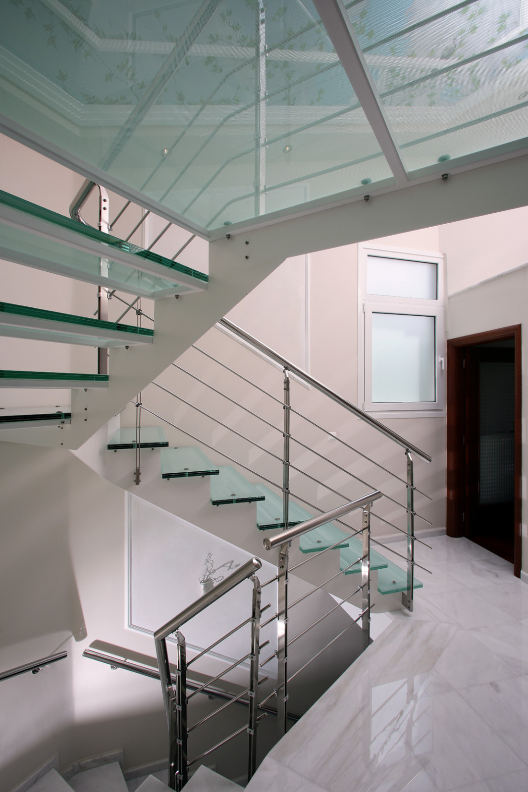 Обложка проекта: Лестница на металлических косоурах со стеклянными ступенями