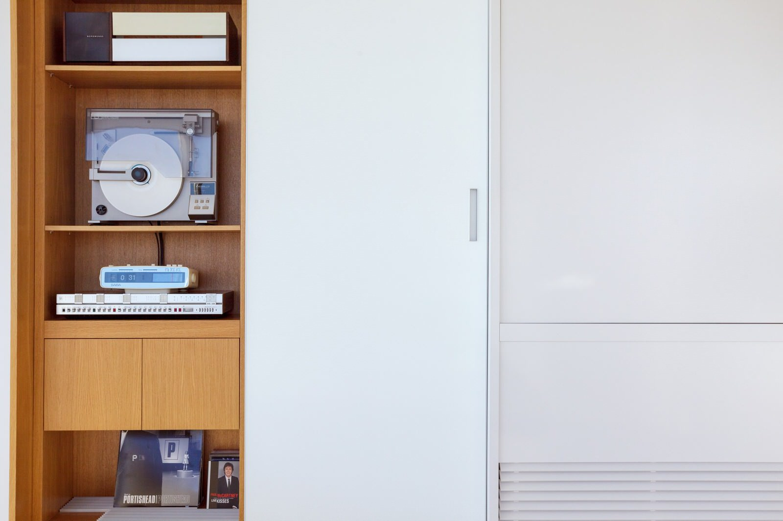 Светлая квартира-галерея с мебелью в духе 60-х