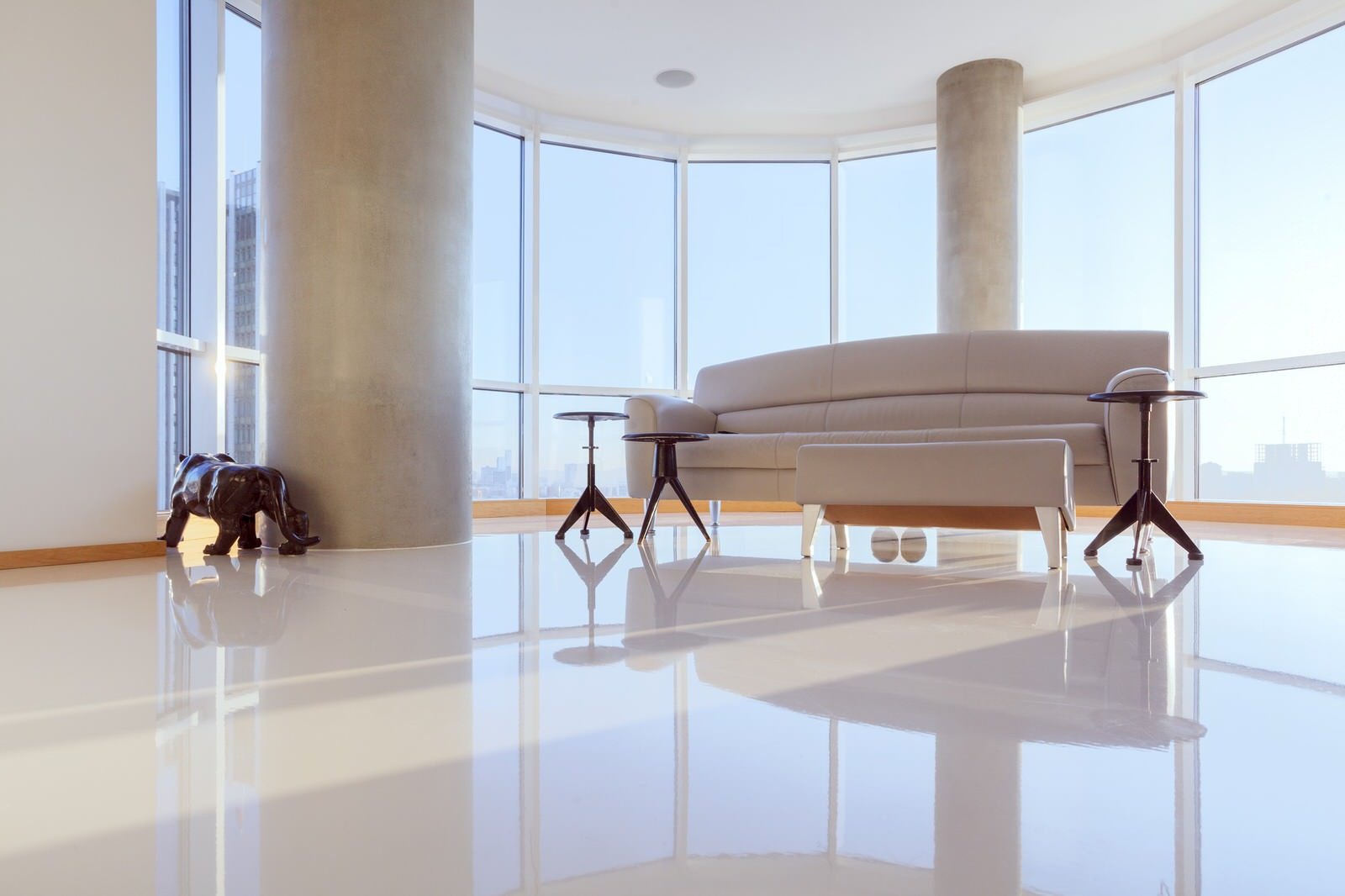 Светлая квартира-галерея с мебелью в духе 60-х