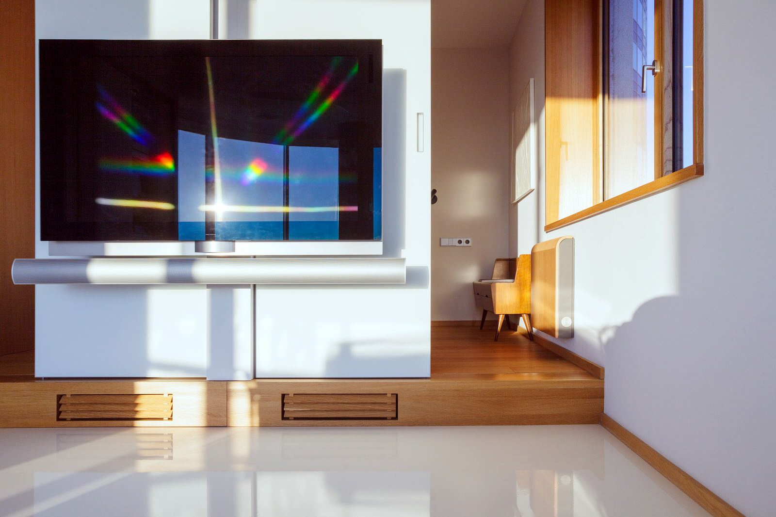 Светлая квартира-галерея с мебелью в духе 60-х