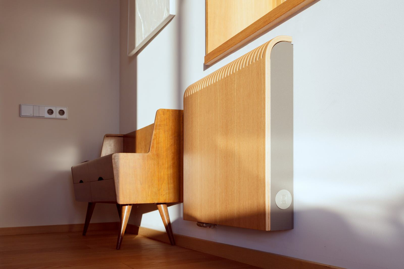 Светлая квартира-галерея с мебелью в духе 60-х