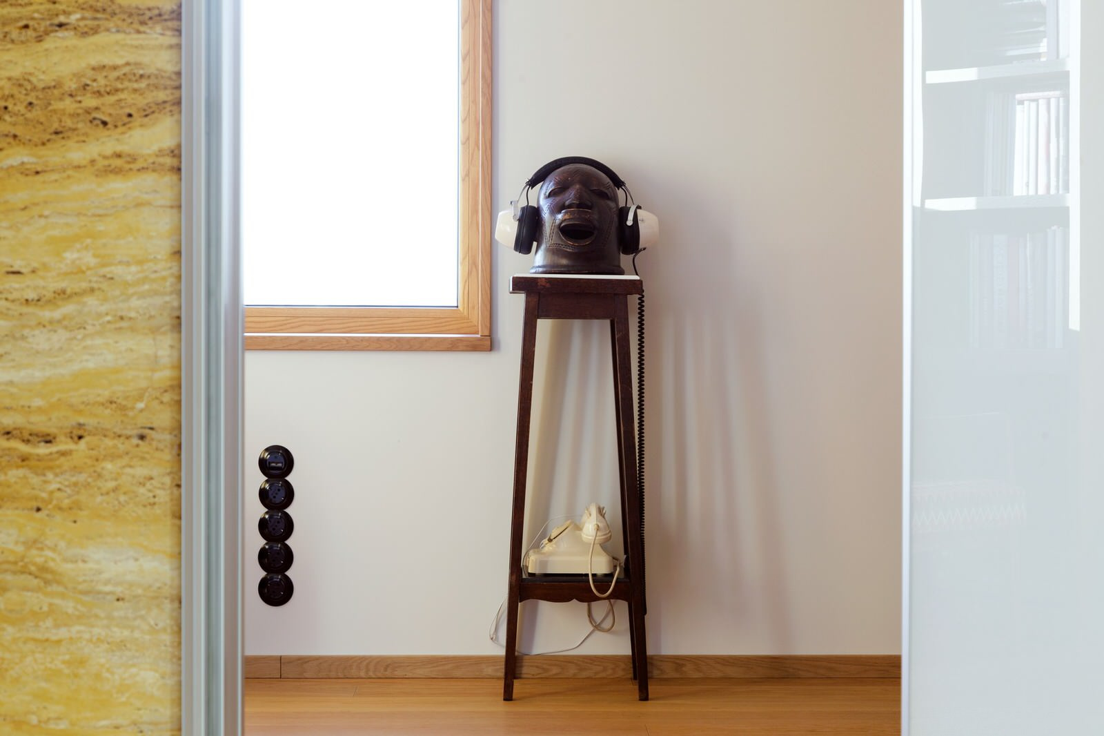 Светлая квартира-галерея с мебелью в духе 60-х