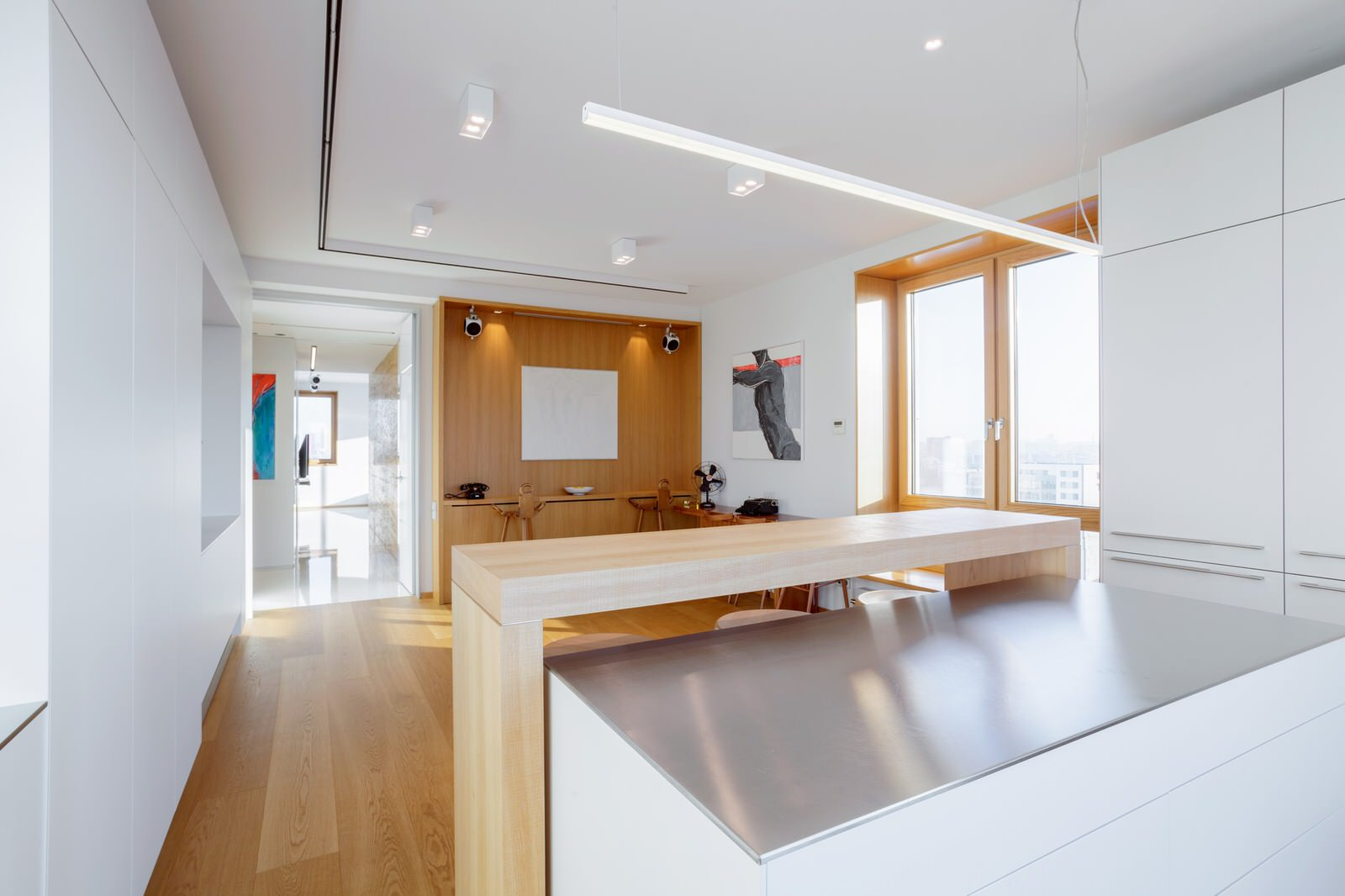 Светлая квартира-галерея с мебелью в духе 60-х