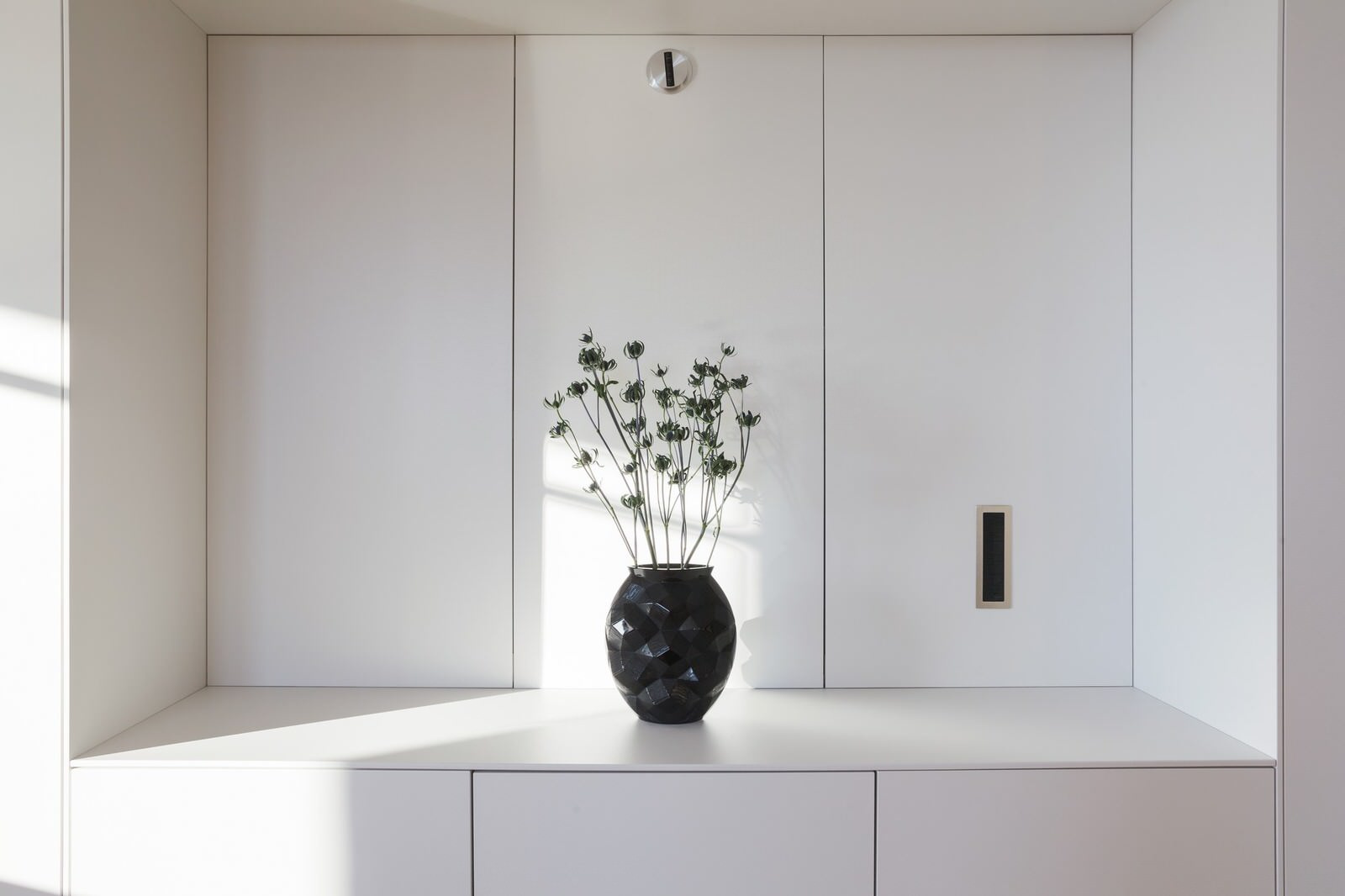 Светлая квартира-галерея с мебелью в духе 60-х