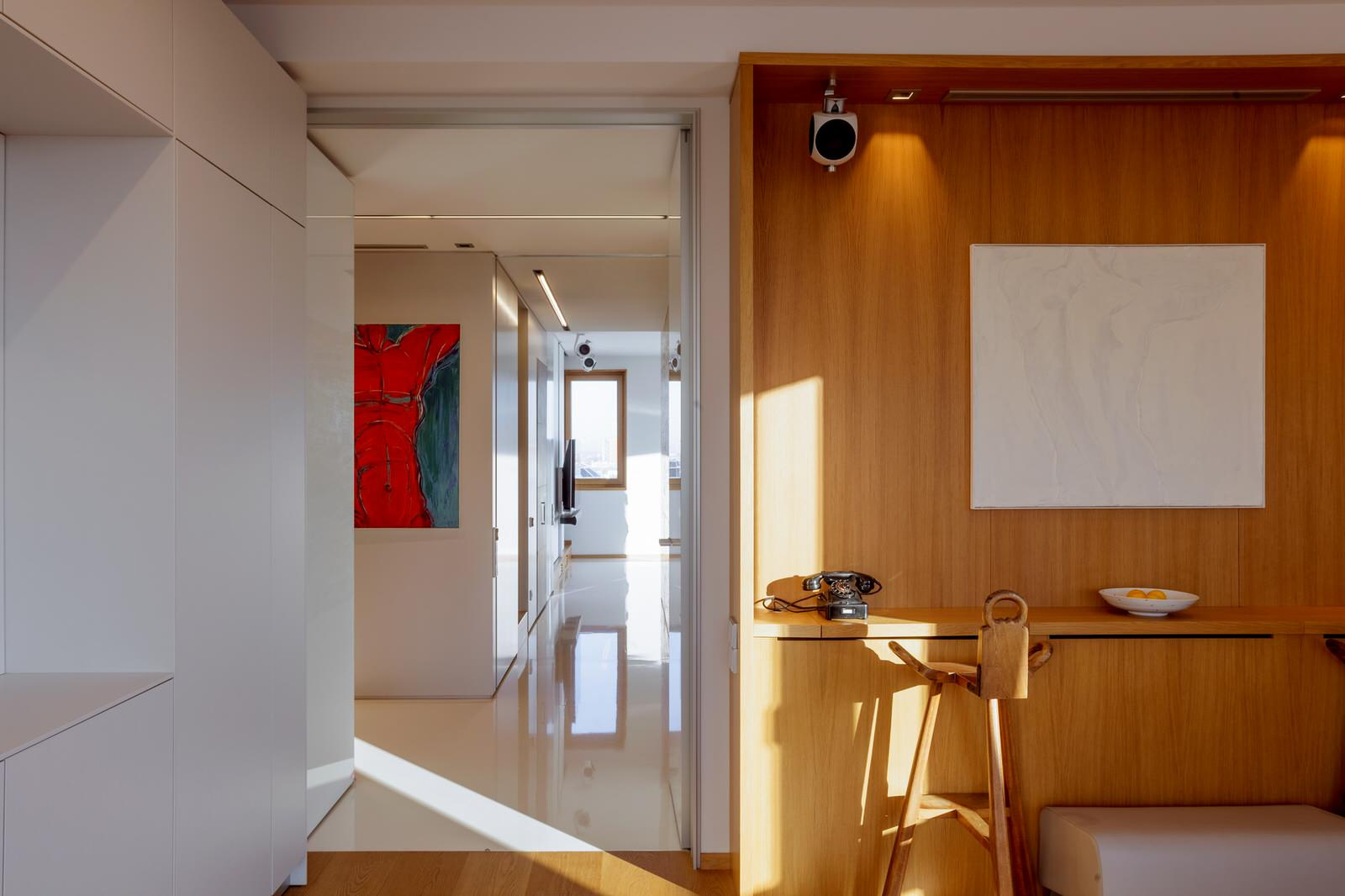 Светлая квартира-галерея с мебелью в духе 60-х