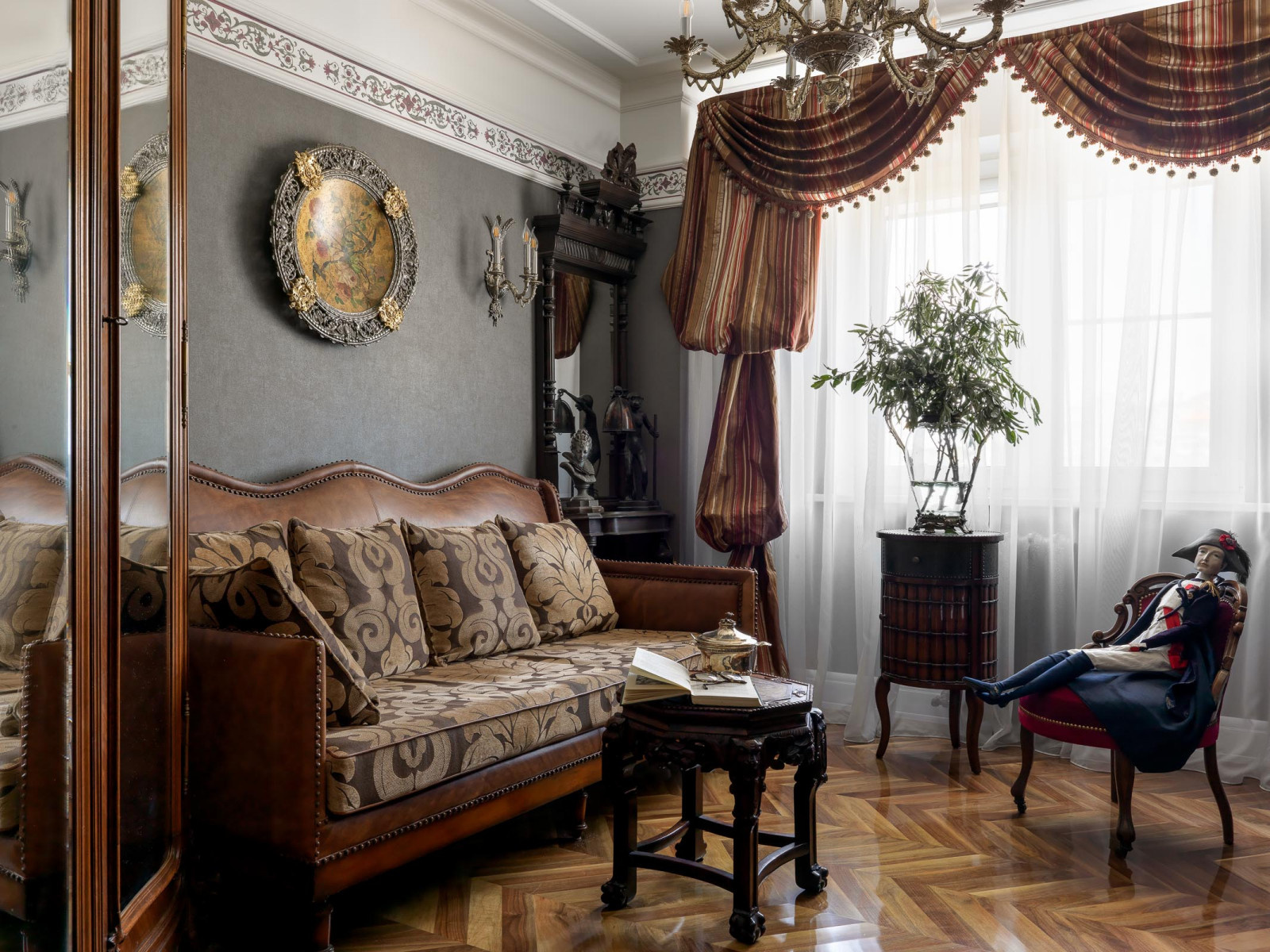 КВАРТИРА С АНТИКВАРНОЙ МЕБЕЛЬЮ (90 М.КВ) И ПРЕДМЕТАМИ ИСКУССТВА