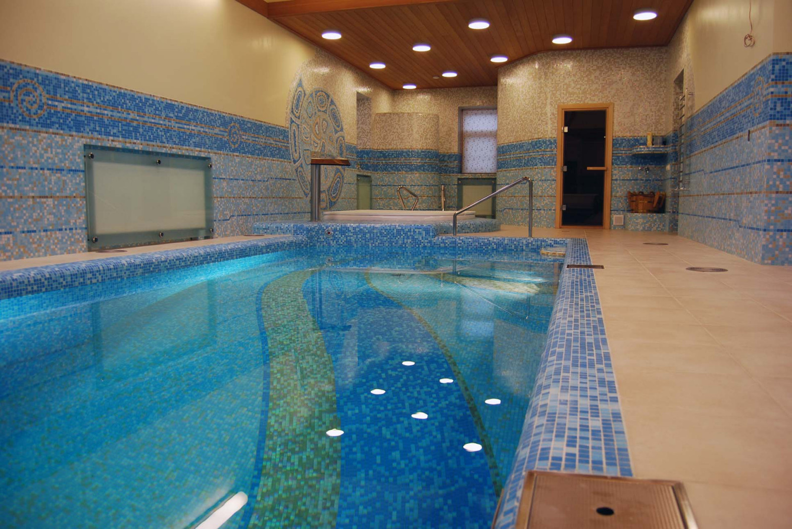 Здание частного бассейна с сауной, хамамом и бильярдом