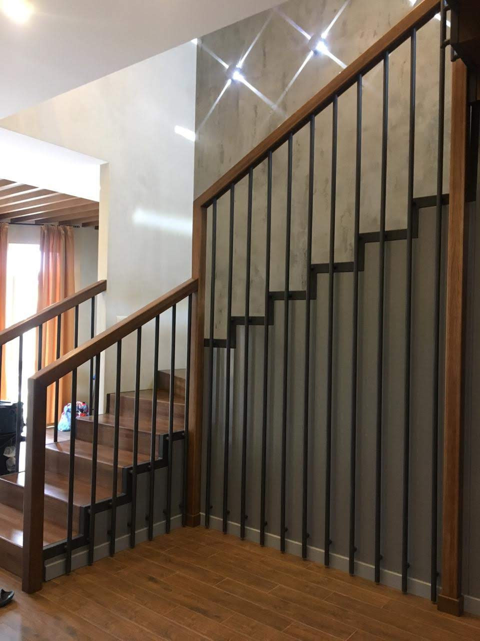 Лестница деревянная в загородном коттедже