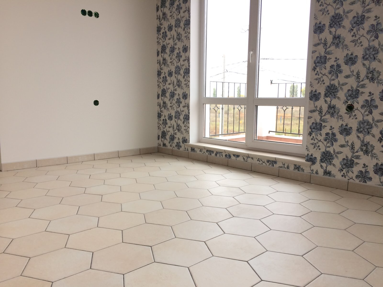 Спальня с гибискусами на мансардном этаже