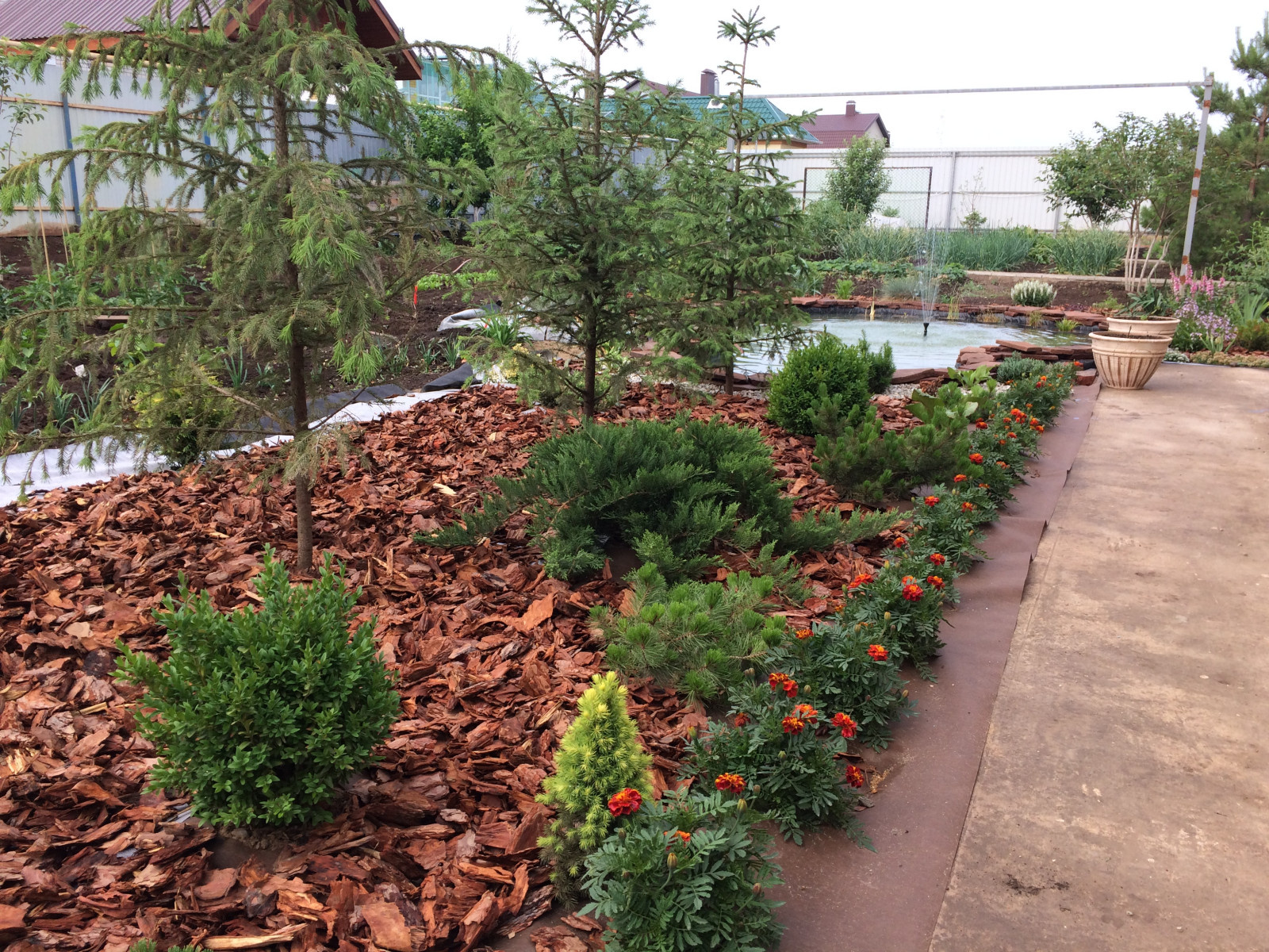 Садовый пруд с мостиком