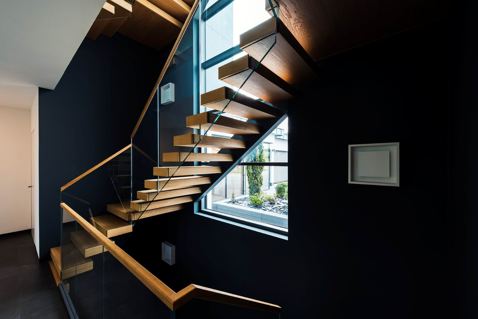 Консольная лестница с инновационной встроенной подсветкой