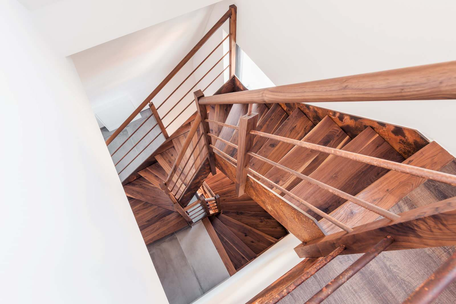 Дверь и лестница в стиле лофт