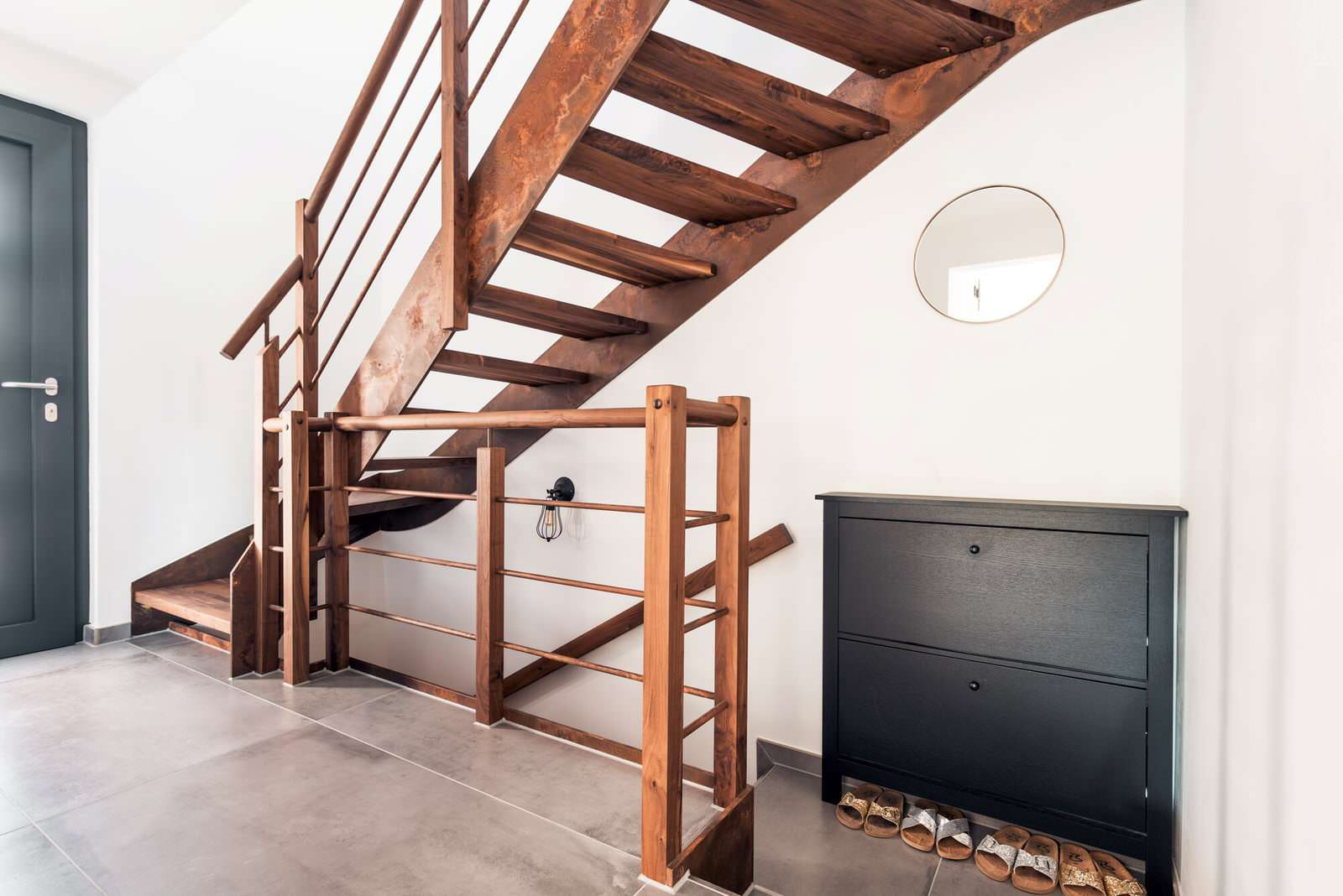 Дверь и лестница в стиле лофт