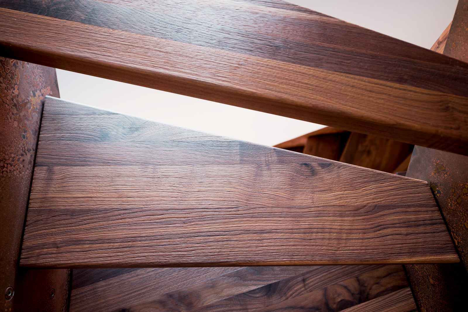 Дверь и лестница в стиле лофт