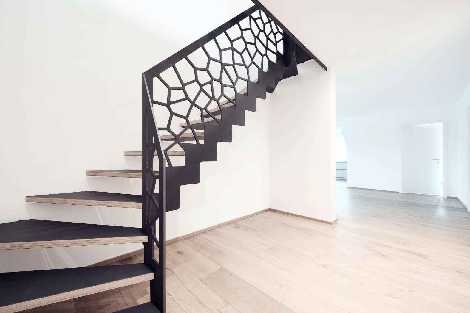 Консольная лестница в темных тонах с балюстрадой в виде Диаграммы Вороного