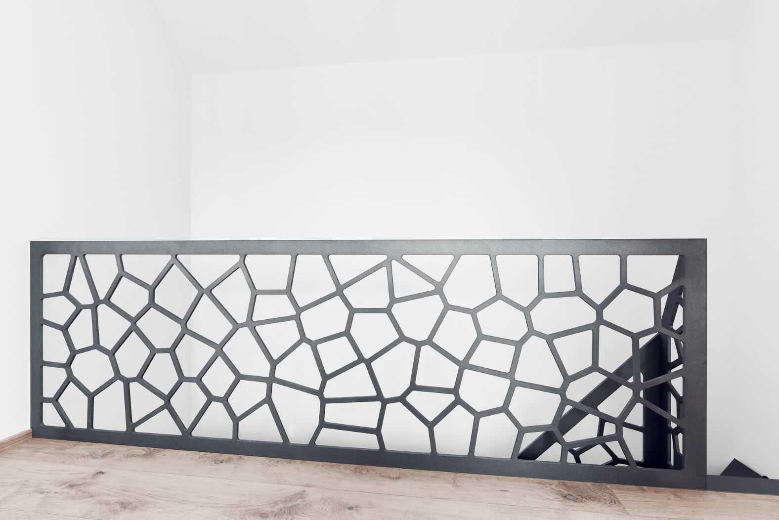 Консольная лестница в темных тонах с балюстрадой в виде Диаграммы Вороного