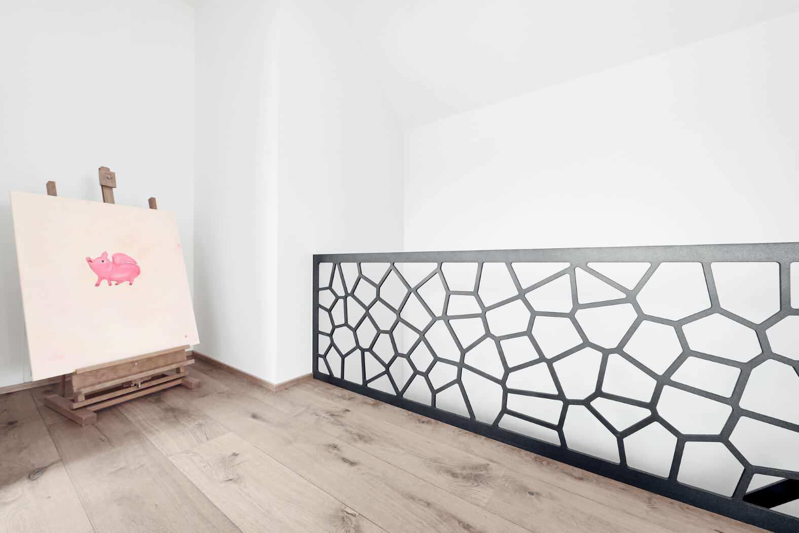 Консольная лестница в темных тонах с балюстрадой в виде Диаграммы Вороного