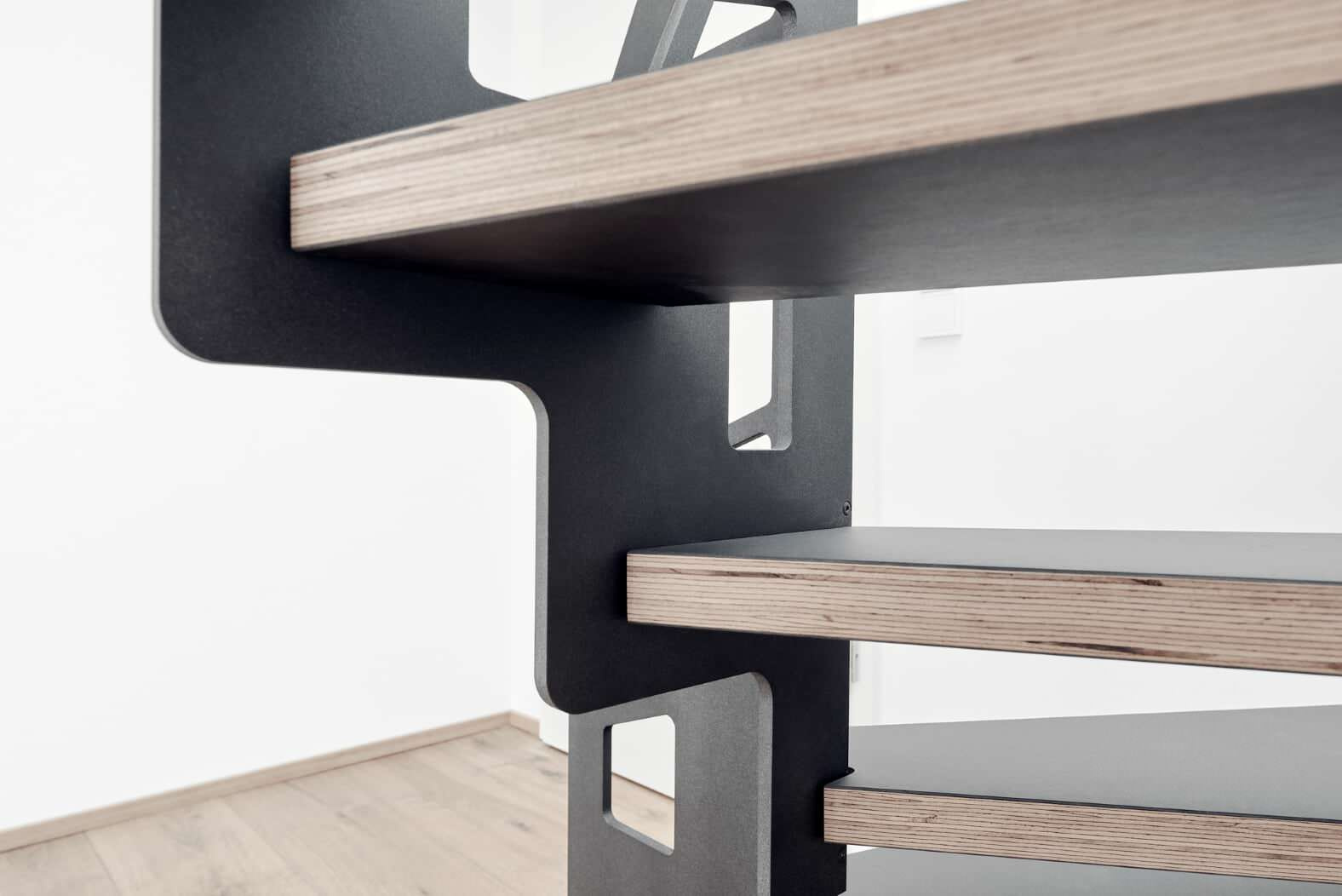 Консольная лестница в темных тонах с балюстрадой в виде Диаграммы Вороного