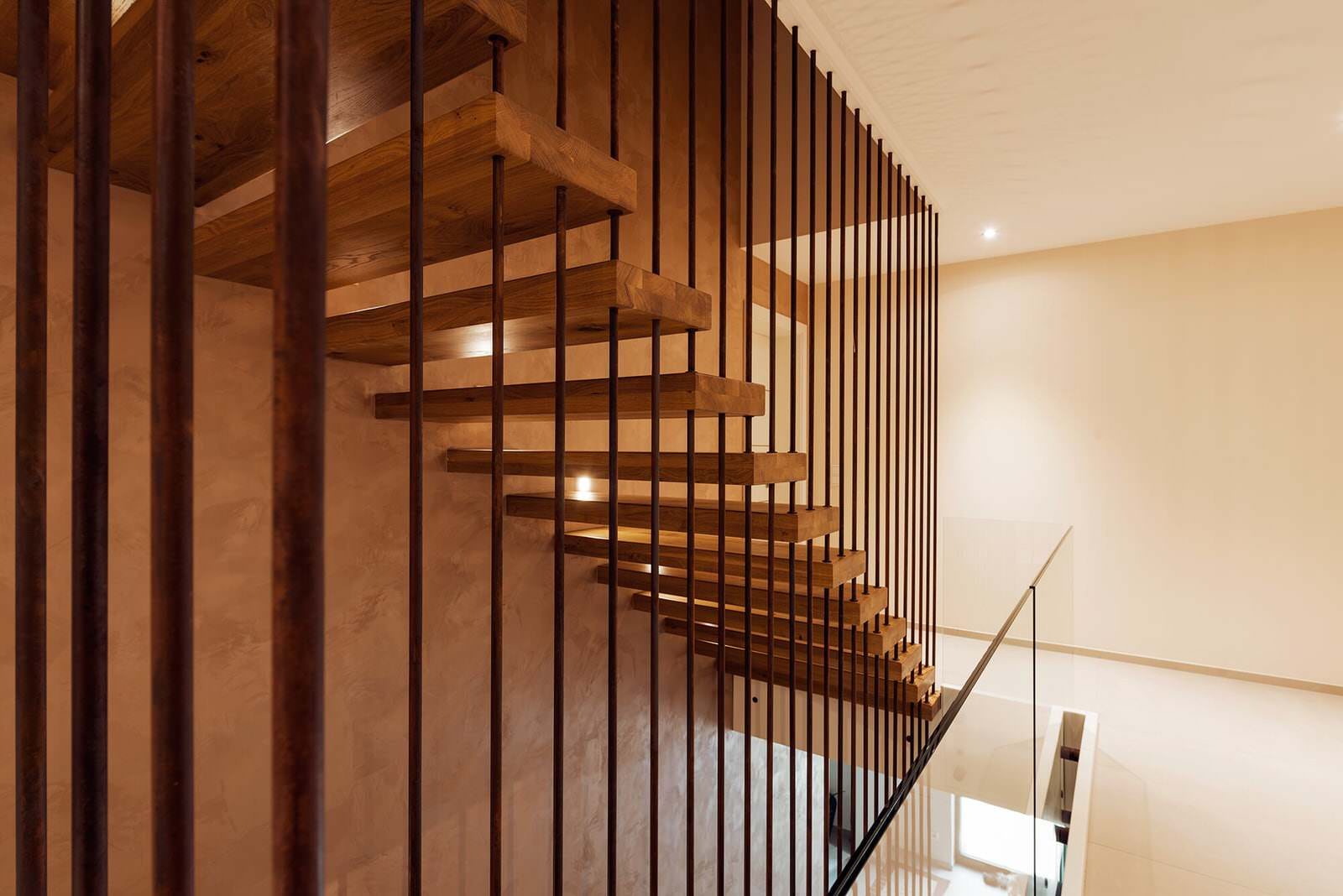 Консольная лестница с элементами ржавчины