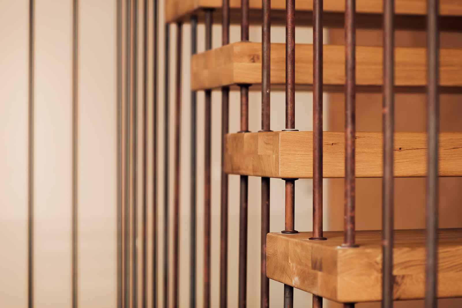 Консольная лестница с элементами ржавчины