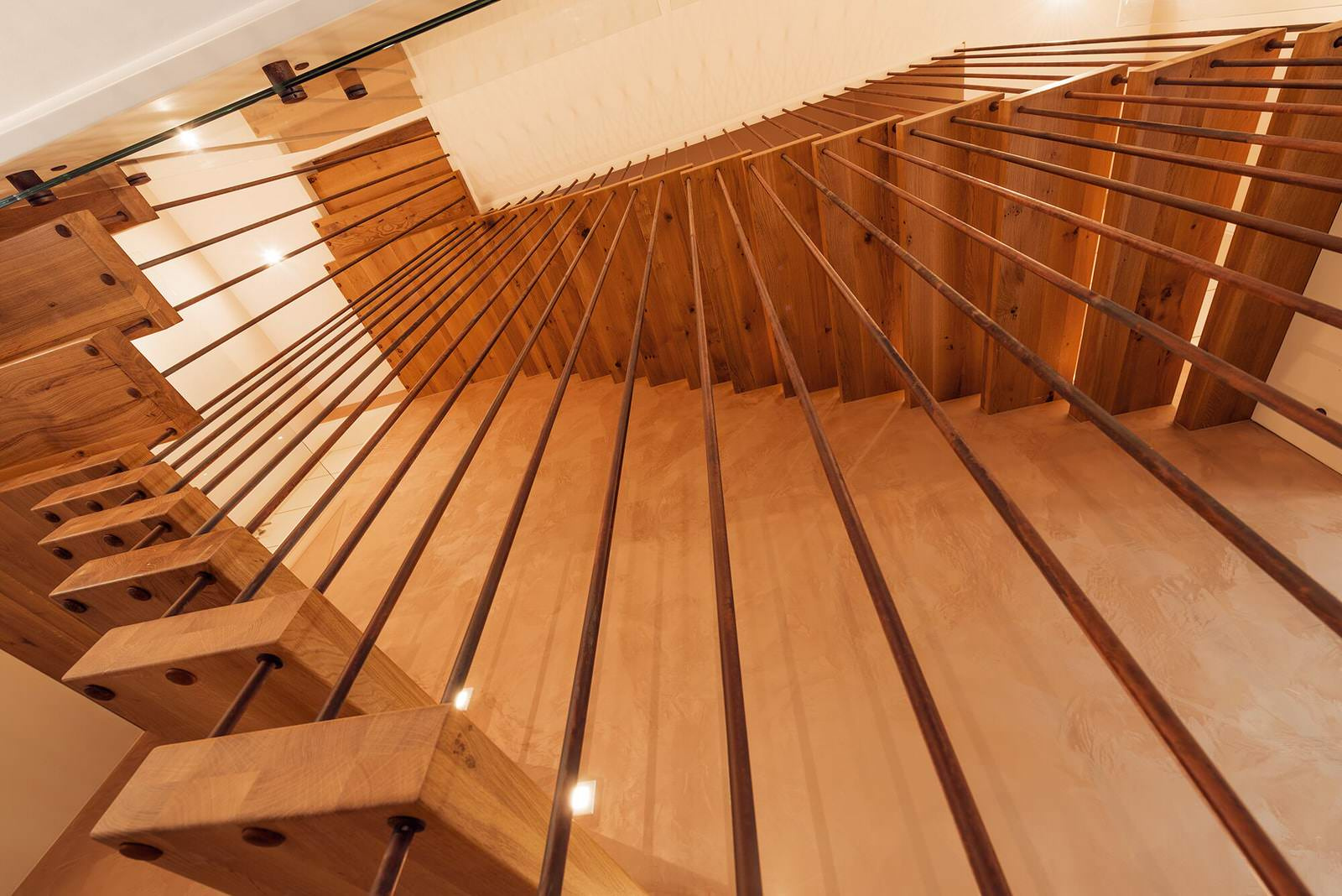 Консольная лестница с элементами ржавчины