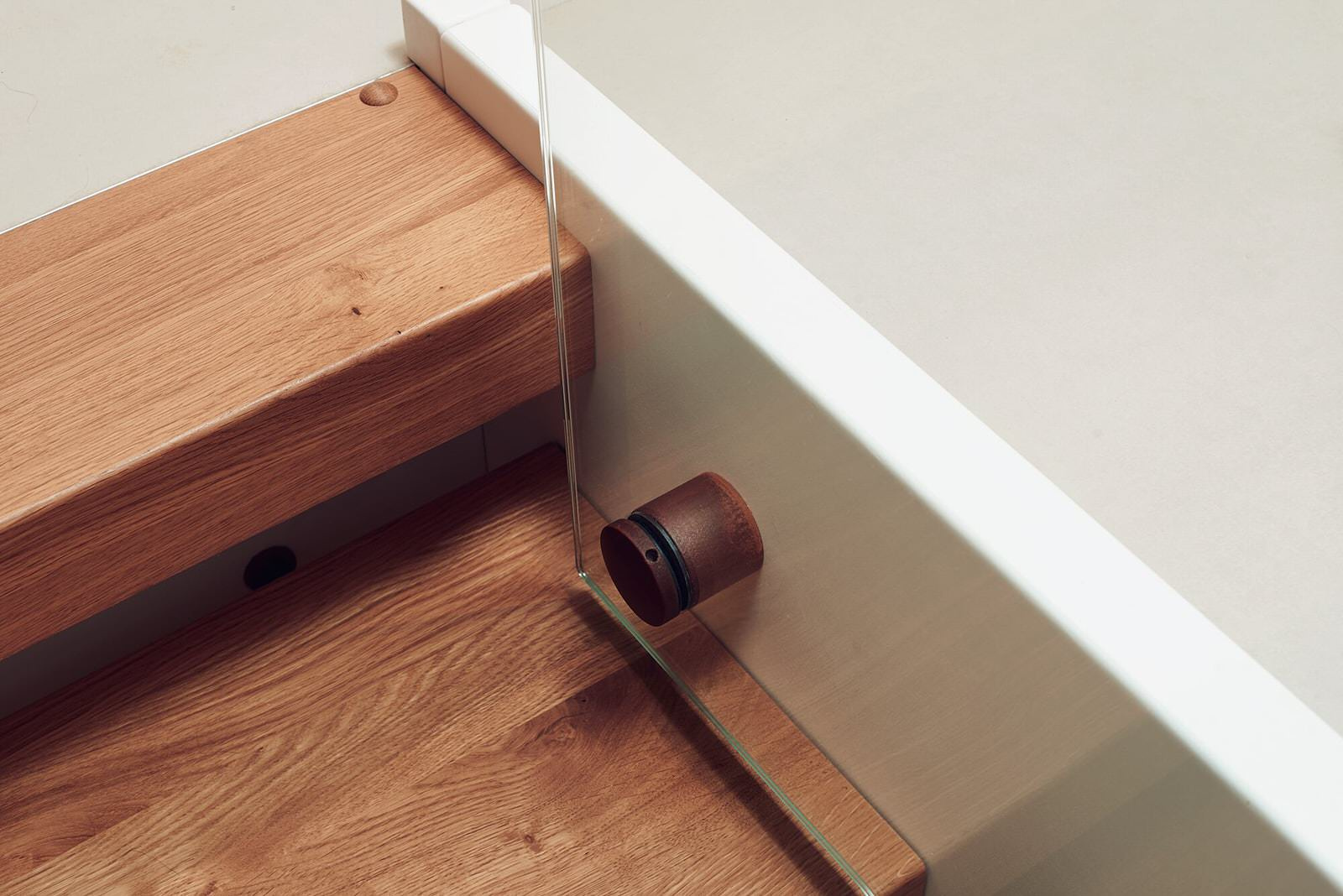 Консольная лестница с элементами ржавчины