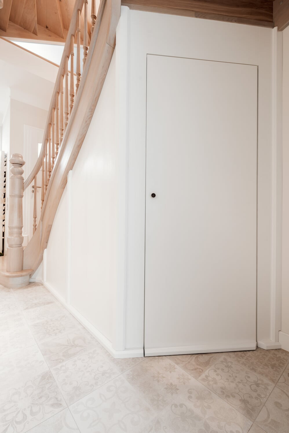 Классическая лестница из дуба с изогнутыми перилами