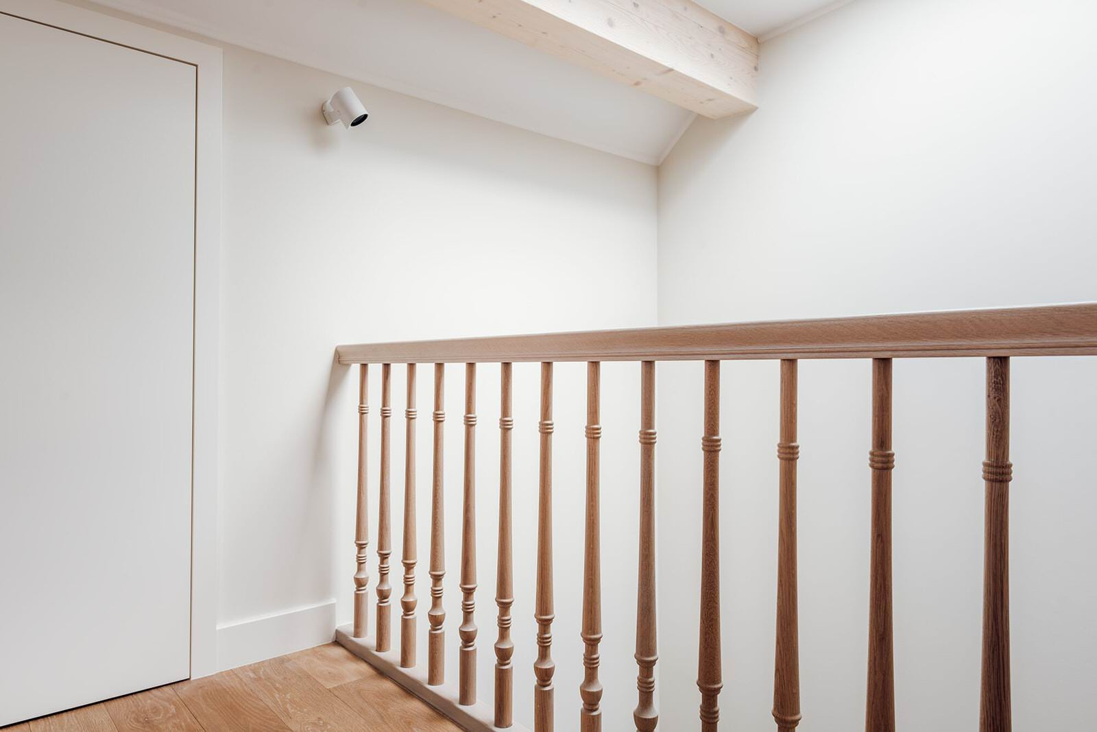 Классическая лестница из дуба с изогнутыми перилами