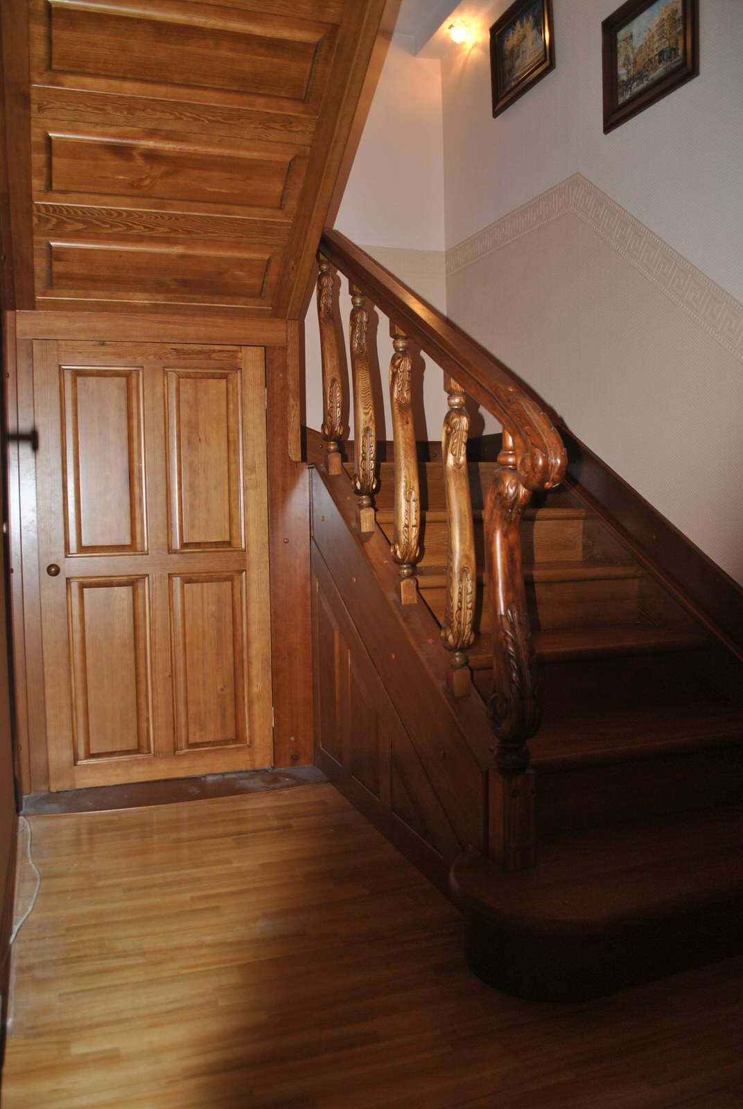 Деревянная лестница из сосны . Отделка бейц и лак HES.