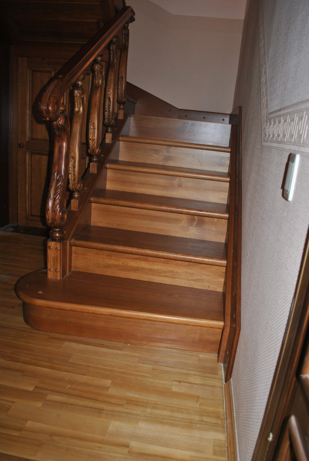 Деревянная лестница из сосны . Отделка бейц и лак HES.