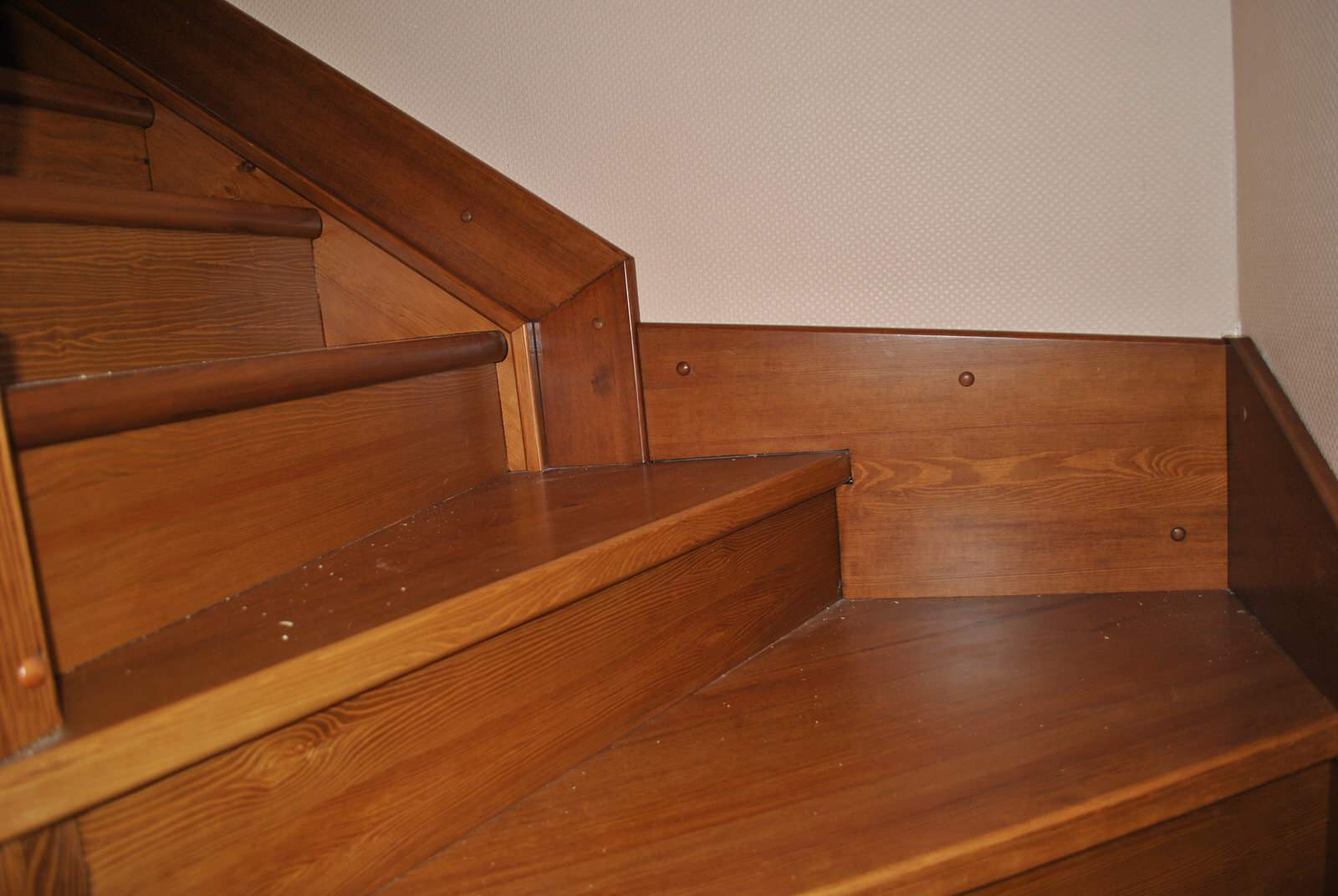 Деревянная лестница из сосны . Отделка бейц и лак HES.