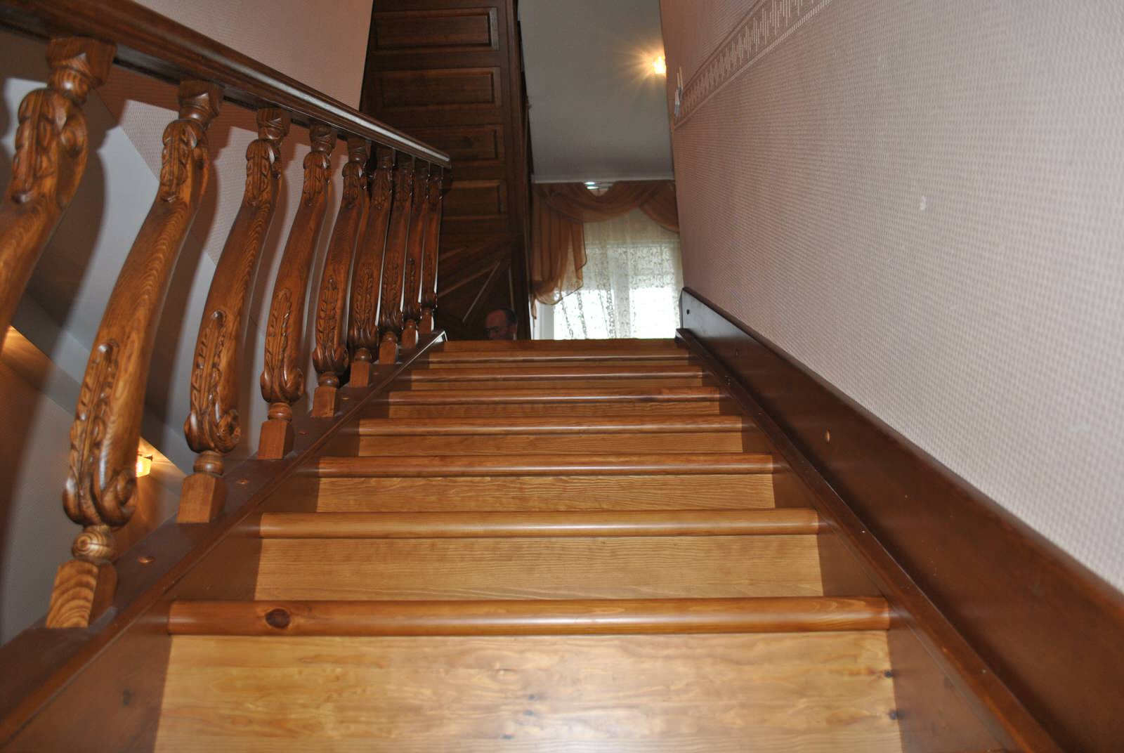 Деревянная лестница из сосны . Отделка бейц и лак HES.