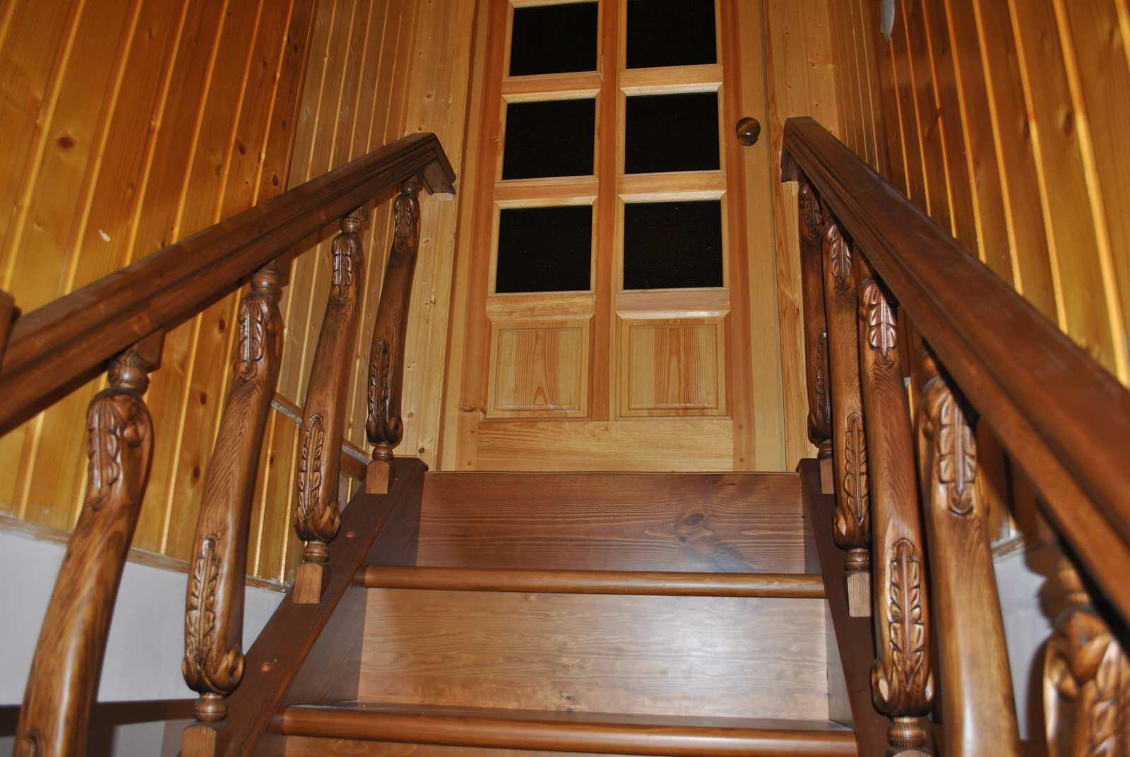 Деревянная лестница из сосны . Отделка бейц и лак HES.