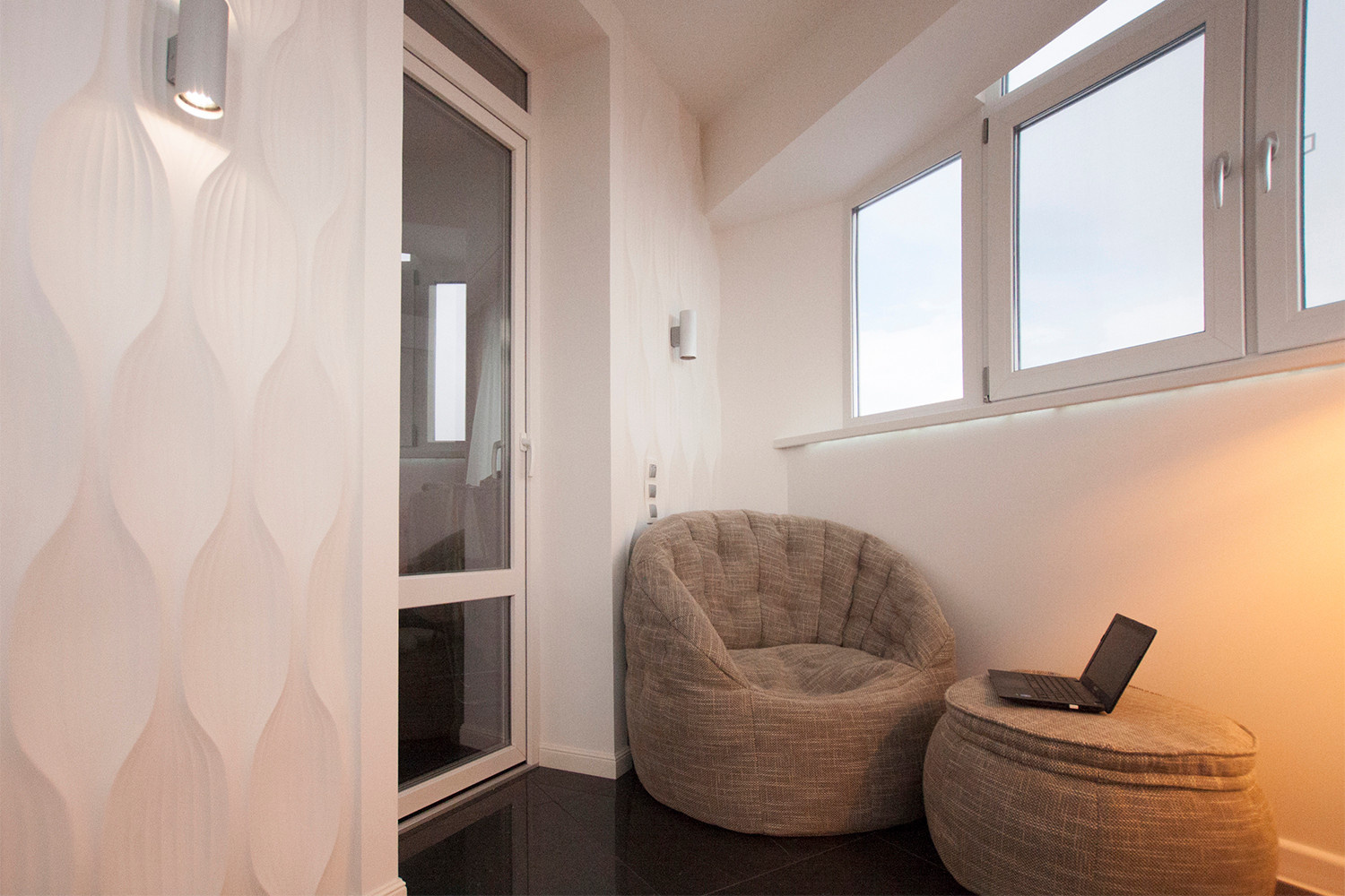 Лоджия с гипсовыми панелями