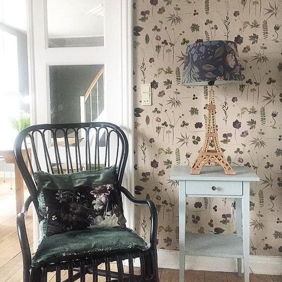 Шведские обои с полевыми цветами в интерьере