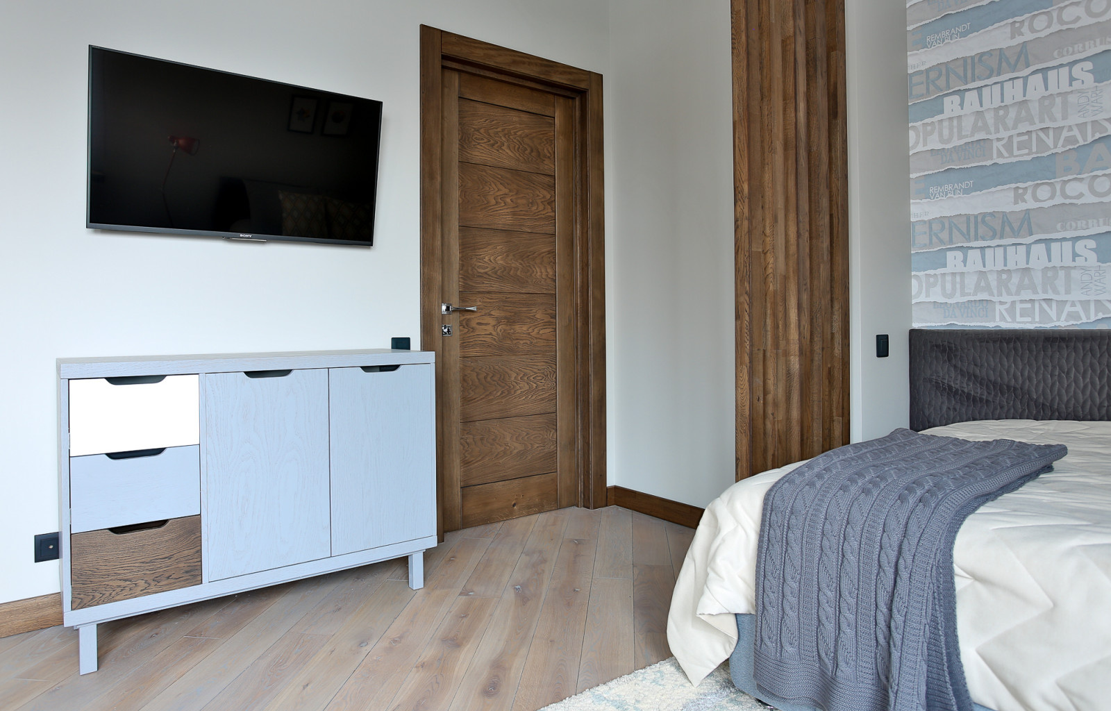 Спальня подростка: тумбочка, декоративный брус, дверь, напольное покрытия, плинт