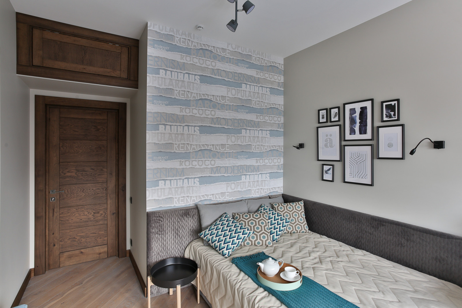 Спальня подростка: дверь, фрамуга-полка, плинтус, журнальный столик